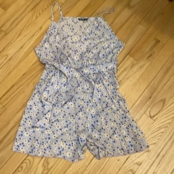 Plus size ditsy floral romper - Picture 9 of 9